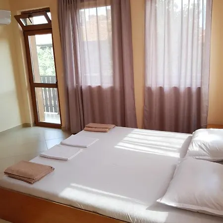 Nikoli Πανσιόν Νεσέμπαρ